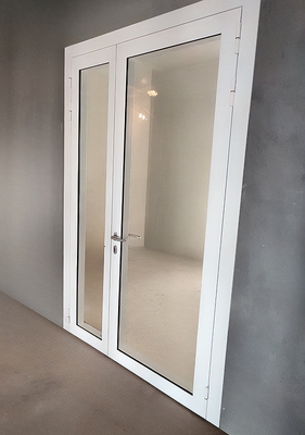 Белая светопрозрачная дверь EIW