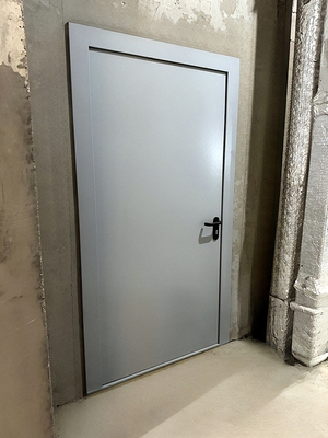 Дверь серого цвета